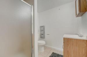 een badkamer met een toilet, een wastafel en een douche bij Marbella Lane - Cozy 1BR in Palo Alto DWNTN Hub in Palo Alto +6 foto's