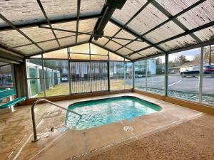 Bazén v ubytování Downtown Studio on the River nebo v jeho okolí