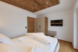 En eller flere senge i et værelse på PUREALPS Apartment - AlpenLuxus Collection