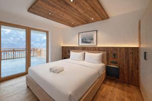 En eller flere senge i et værelse på PUREALPS Apartment - AlpenLuxus Collection