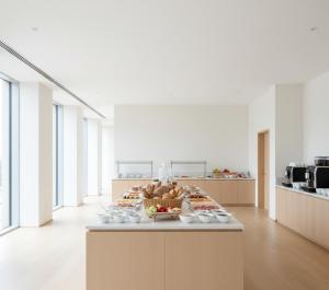 锡瓦斯Lityum S Hotel的厨房提供自助餐,餐桌上供应食物