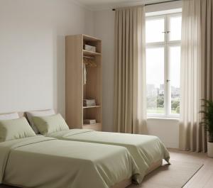 锡瓦斯Lityum S Hotel的一间带窗户的白色房间里有两张床