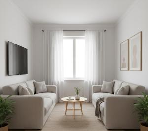 锡瓦斯Lityum S Hotel的白色的客厅配有两张沙发和一张桌子