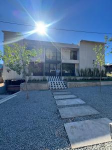 Bygningen som pensionatet ligger i + 11 billeder