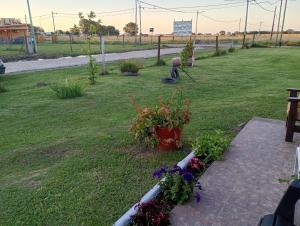 un giardino fiorito in un prato di Laila y León a General Juan Madariaga