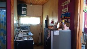 una piccola cucina con fornelli e frigorifero di Laila y León a General Juan Madariaga
