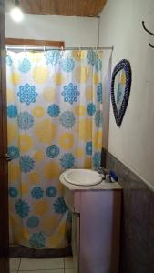 un bagno con tenda da doccia e lavandino di Laila y León a General Juan Madariaga