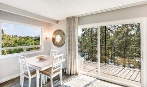 ein Esszimmer mit einem Tisch und einem großen Fenster in der Unterkunft Riverfront Condo with Amazing View - Downtown Bend in Bend