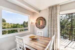 ein Esszimmer mit einem Tisch und einem großen Fenster in der Unterkunft Riverfront Condo with Amazing View - Downtown Bend in Bend + 31 Fotos