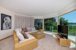 TV a/nebo společenská místnost v ubytování Kerikeri Inlet Retreat