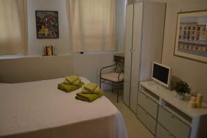 a bedroom with a bed with yellow pillows on it at La Salvia e Il Lampone in Pove del Grappa