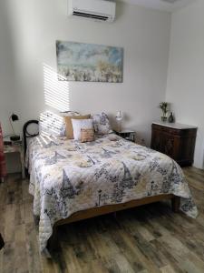 una camera da letto con un letto con un piumone di Laguna Room Private En-Suite, Naples FL a Naples Altre 25 foto