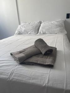 een handdoek op een bed bij Flat em Intermares Beach in Cabedelo +14 foto's