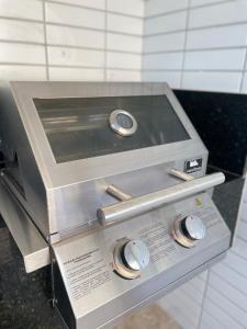 een broodrooster op een aanrecht bij Flat em Intermares Beach in Cabedelo