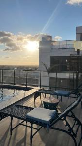 een balkon met tafels en stoelen bovenop een gebouw bij Flat em Intermares Beach in Cabedelo