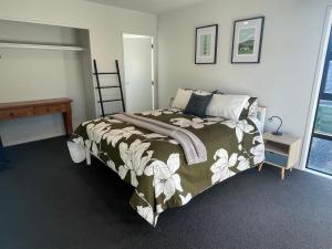 En eller flere senge i et værelse på Playground Fun on Town Doorstep!