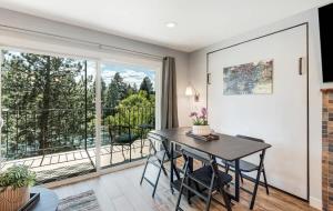 En balkon eller terrasse på Gorgeous Condo With River View - Pool and Hot Tub