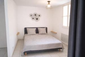 Giường trong phòng chung tại Elégance et authenticité au cœur de Pézenas