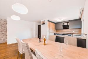 a kitchen and dining room with a wooden table and chairs at Briger Ferienwohnung direkt in der Stadt Brig in Brig