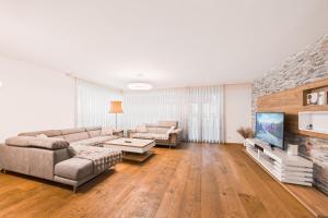 a living room with a couch and a tv at Briger Ferienwohnung direkt in der Stadt Brig in Brig