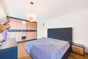 a bedroom with a bed and a desk in it at Briger Ferienwohnung direkt in der Stadt Brig in Brig