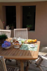 una mesa de madera con tazones de fruta. en La Salvia e Il Lampone, en Pove del Grappa