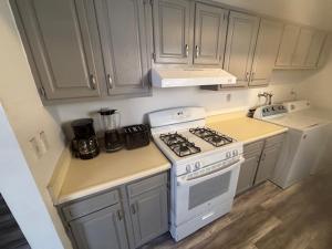 Kuchyň nebo kuchyňský kout v ubytování 2 Or 3 Bedroom Walk To Strip Mgm Casino Shop Club + 10 fotografií