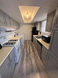 Kuchyň nebo kuchyňský kout v ubytování 2 Or 3 Bedroom Walk To Strip Mgm Casino Shop Club