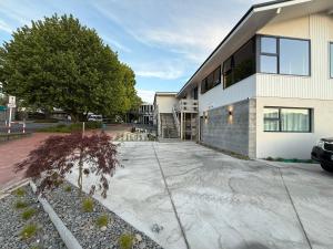 ein Parkplatz vor einem Gebäude in der Unterkunft Central Apartments in Rotorua