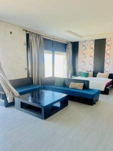 Postel nebo postele na pokoji v ubytování Waterfront Villa & Private Pool 12 km from the Stadium