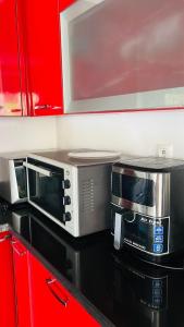 Kuchyň nebo kuchyňský kout v ubytování Waterfront Villa & Private Pool 12 km from the Stadium