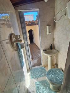 Ένα μπάνιο στο Casa completa Aceita Pet, área Para Fumante há 13 km de Cabo Frio