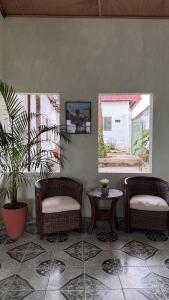 una stanza con due sedie e un tavolo e due finestre di Casa ANKAA a Flores