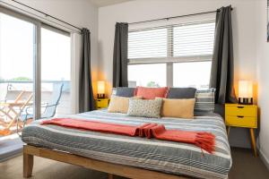 Postel nebo postele na pokoji v ubytování Chic King Bedroom B - Huge Patio - 95 Walk Score!