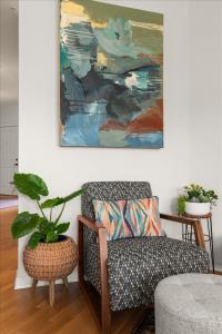 Posezení v ubytování Chic King Bedroom B - Huge Patio - 95 Walk Score!