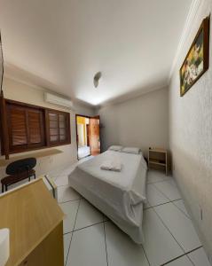 Un dormitorio con una cama y una mesa en una habitación. en Hotel Reimann, en Indaiatuba