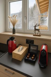 un comptoir avec une boîte de beignets et une boîte d'accès dans l'établissement Haus Dienten Apartments am Hochkoenig, à Dienten am Hochkönig 12 autres photos