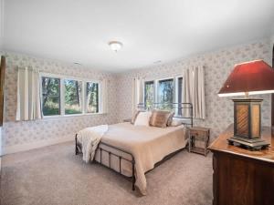 Ένα ή περισσότερα κρεβάτια σε δωμάτιο στο Rustic Private Farmhouse on the Little Spokane Riv