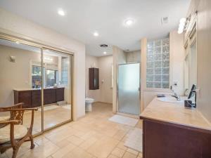 Ένα μπάνιο στο Rustic Private Farmhouse on the Little Spokane Riv