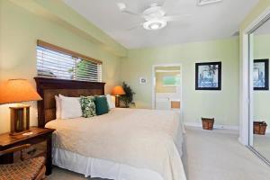 a bedroom with a bed and a ceiling fan at Peaceful condo with lanai & beach essentials in Waikoloa