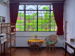 TV a/nebo společenská místnost v ubytování HAKS Boutique B&B with Pool & Farm-to-Table Dining