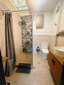 Et badeværelse på Plaza di Drama + 42 billeder