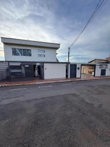 Tòa nhà nơi khách sạn tọa lạc