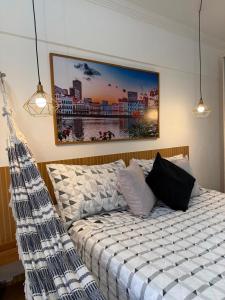 una camera da letto con un letto e un quadro sul muro di Apto Recife Aurora Mar e Rio a Recife Altre 39 foto