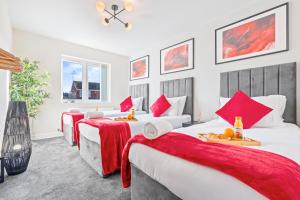 En eller flere senge i et værelse på Hidden Oasis Hot Tub EV Parking