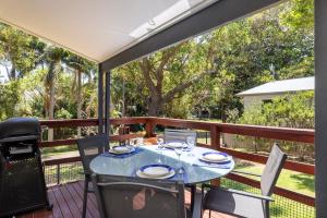 Balkón nebo terasa v ubytování Karingal Beach Cottage Fingal Bay