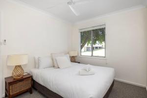 Postel nebo postele na pokoji v ubytování Karingal Beach Cottage Fingal Bay