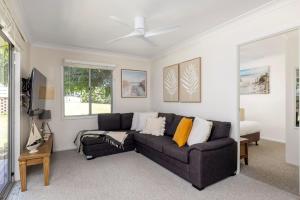 TV a/nebo společenská místnost v ubytování Karingal Beach Cottage Fingal Bay