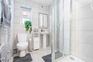 Et badeværelse på Hidden Oasis Hot Tub EV Parking + 31 billeder