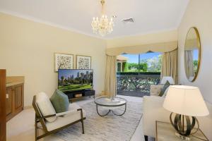 ein Wohnzimmer mit Sofa und Fernseher in der Unterkunft Enchanted Manor with Pool Tennis & Elegance in Cherrybrook + 97 Fotos